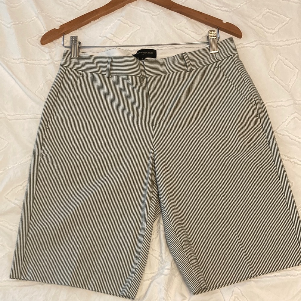 BANANA REPUBLIC SAGE & CREAM SEERSUCKER KNEE LENGTH SHORTS. Size 4.